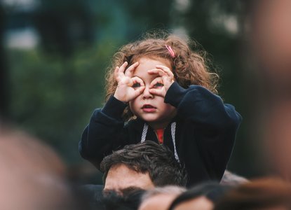 child playing i spy